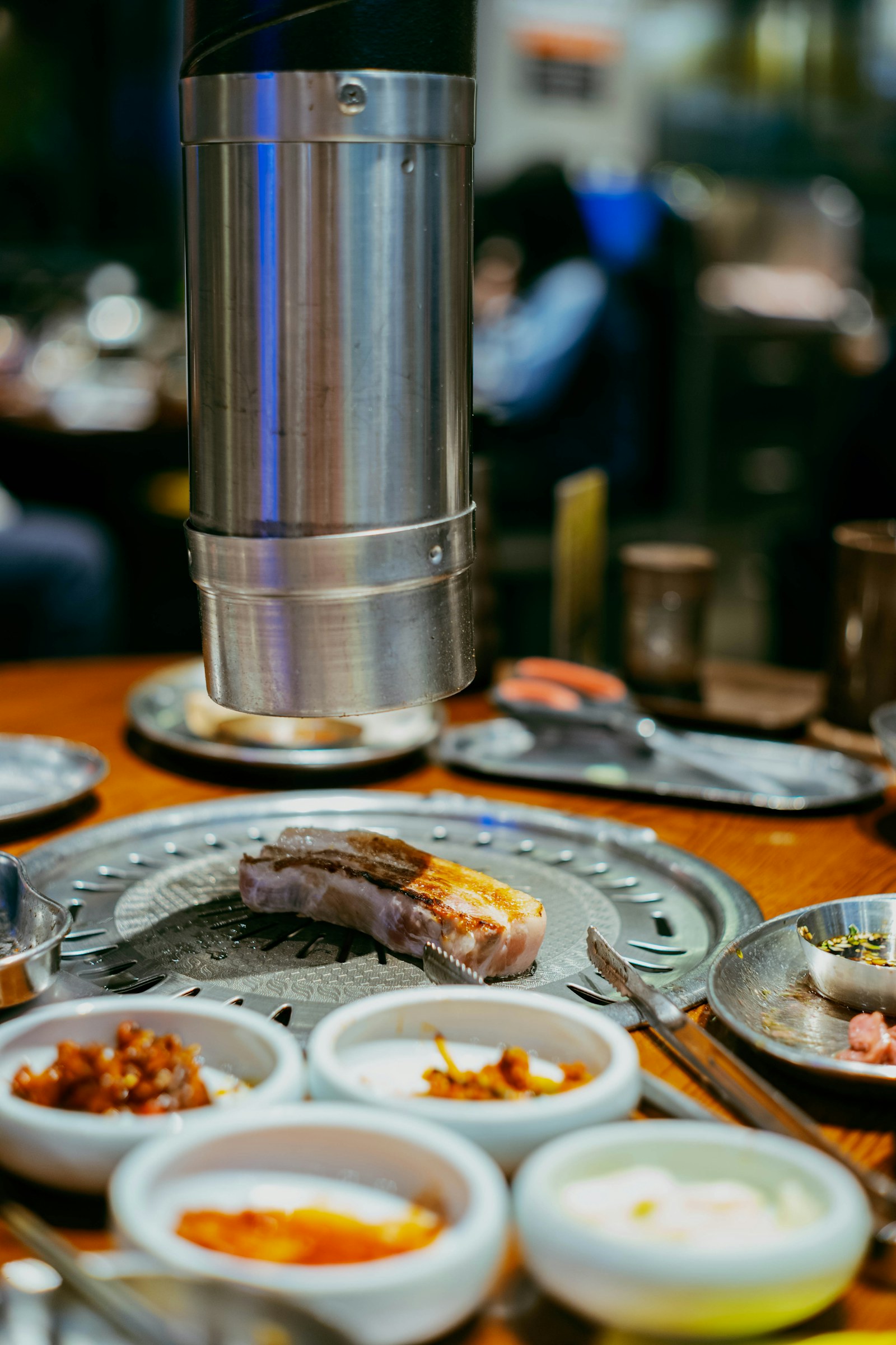한식 고깃집에서 숯불에 고기를 굽는 모습