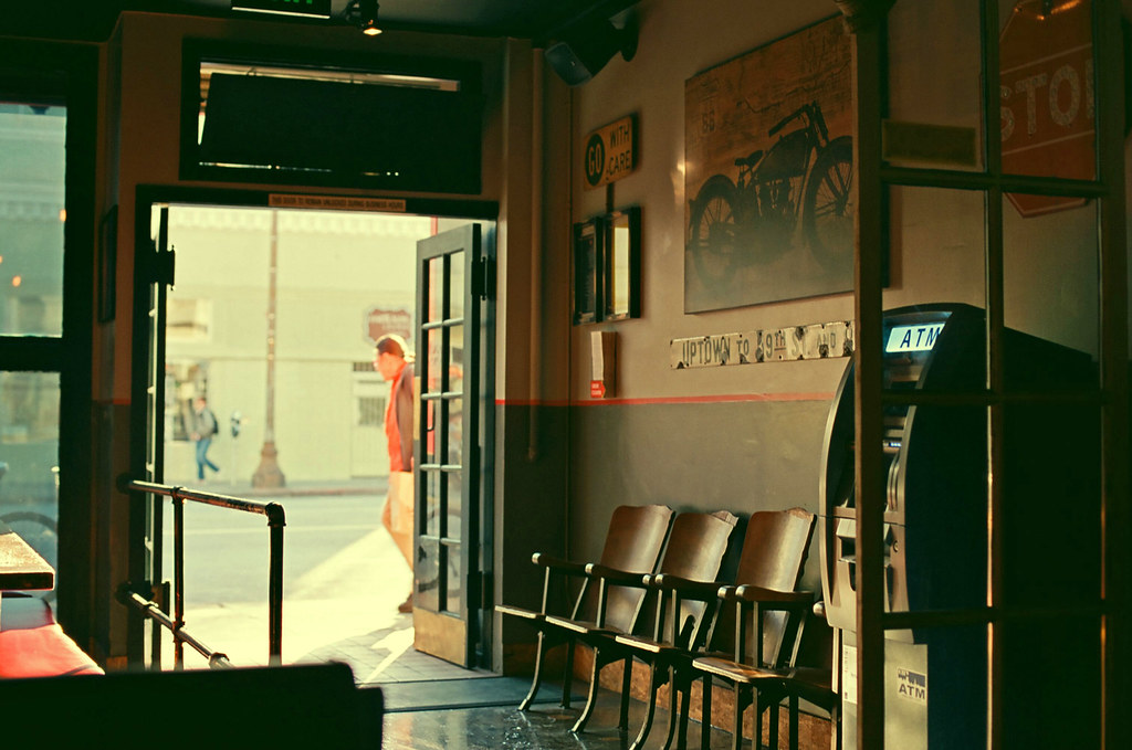 참숯 화로가 놓인 홀 테이블